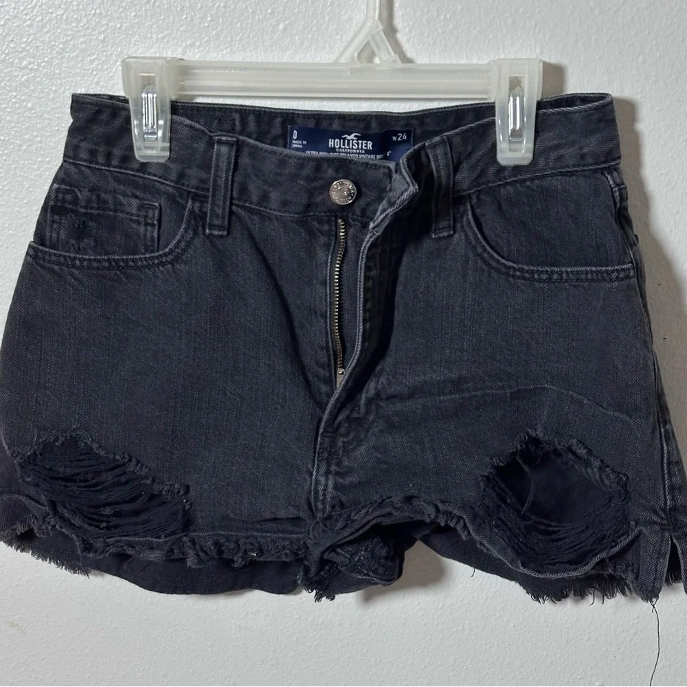 Hollister Women Black Denim Distressed Ultra High rise Vintage Shorts 3’ size‎ 0